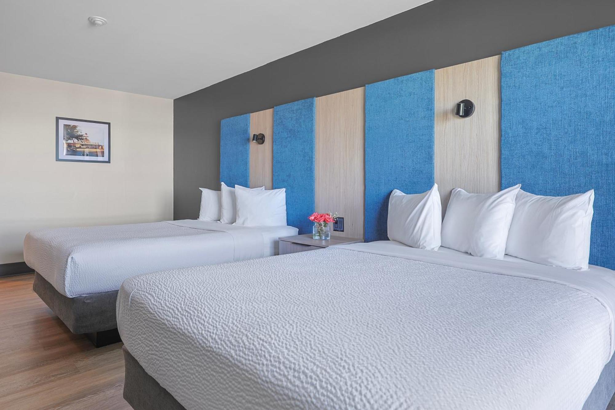 รามาดา บาย วินด์แฮม จอร์แดน/บีคอน ฮาร์เบอร์ไซด์ รีสอร์ต Hotel ภายนอก รูปภาพ