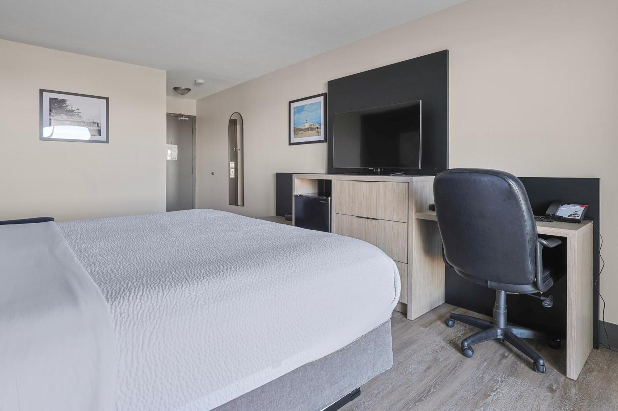 รามาดา บาย วินด์แฮม จอร์แดน/บีคอน ฮาร์เบอร์ไซด์ รีสอร์ต Hotel ภายนอก รูปภาพ