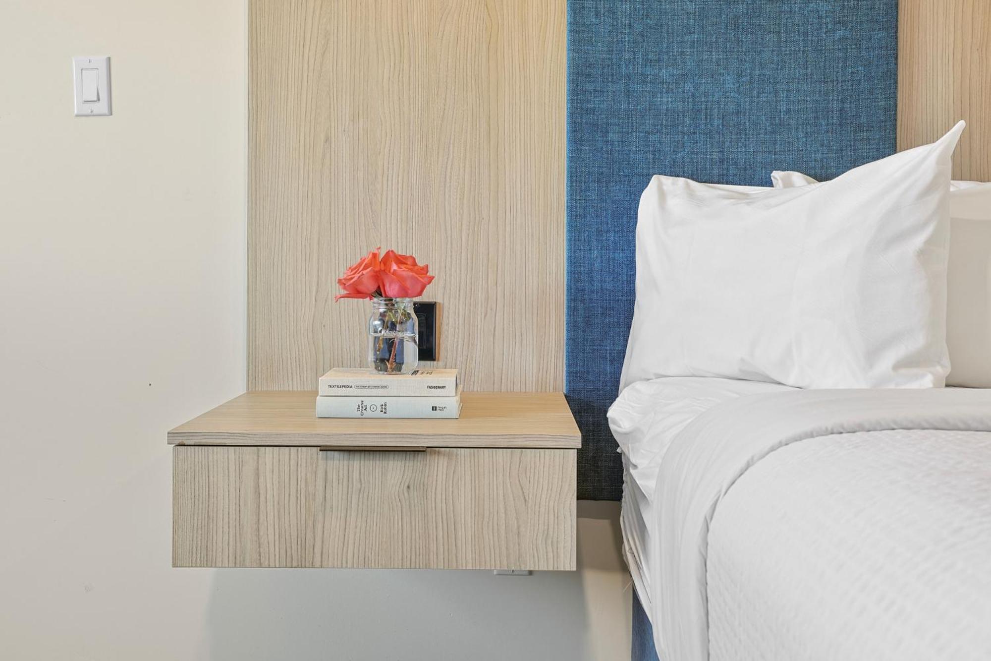 รามาดา บาย วินด์แฮม จอร์แดน/บีคอน ฮาร์เบอร์ไซด์ รีสอร์ต Hotel ภายนอก รูปภาพ