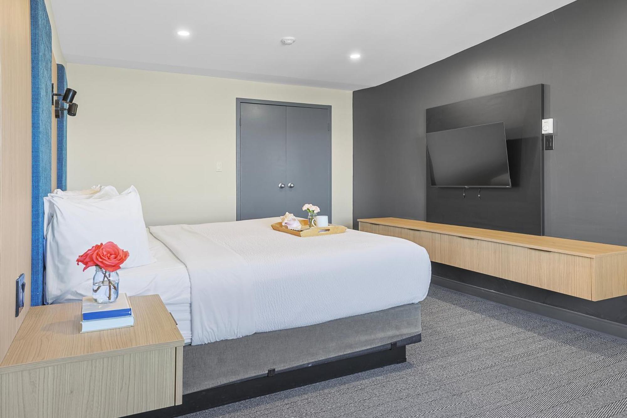 รามาดา บาย วินด์แฮม จอร์แดน/บีคอน ฮาร์เบอร์ไซด์ รีสอร์ต Hotel ภายนอก รูปภาพ