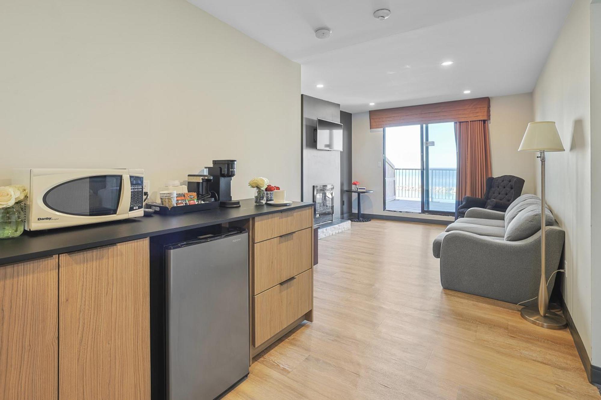 รามาดา บาย วินด์แฮม จอร์แดน/บีคอน ฮาร์เบอร์ไซด์ รีสอร์ต Hotel ภายนอก รูปภาพ