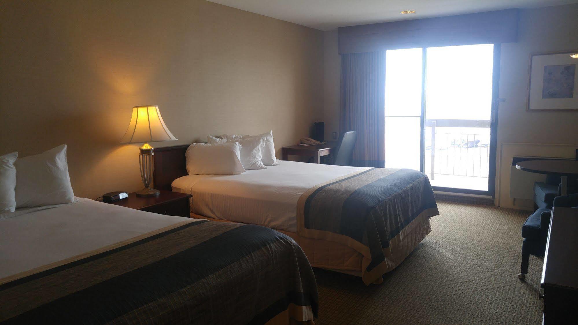 รามาดา บาย วินด์แฮม จอร์แดน/บีคอน ฮาร์เบอร์ไซด์ รีสอร์ต Hotel ภายนอก รูปภาพ